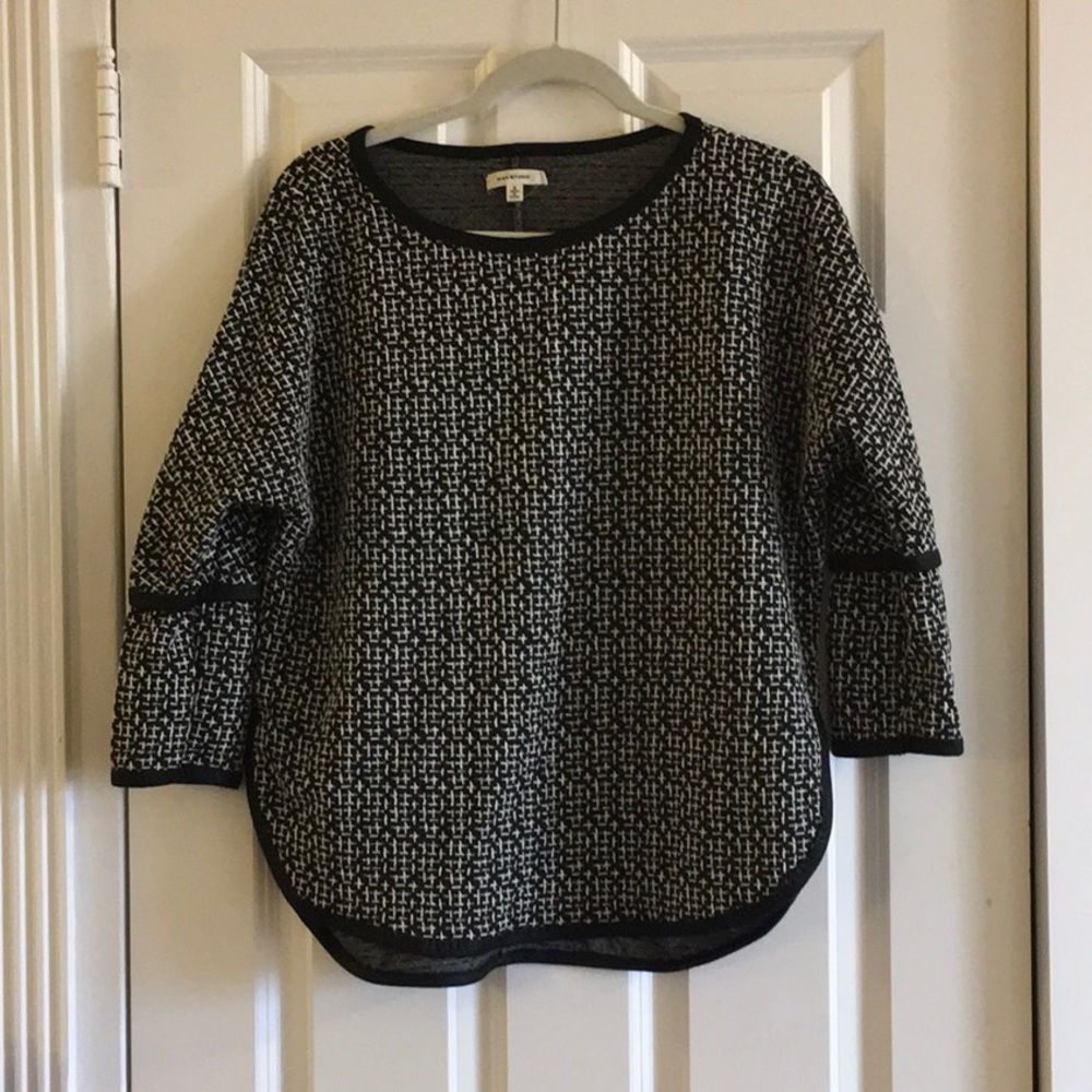 Black and white knitted top